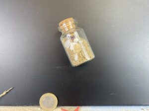 Glasflasche gefüllt, mit Magnet